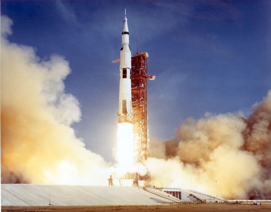 Así fue el lanzamiento del Apolo 11, la misión que llevó por primera vez una tripulación a la Luna. (Foto: AFP)