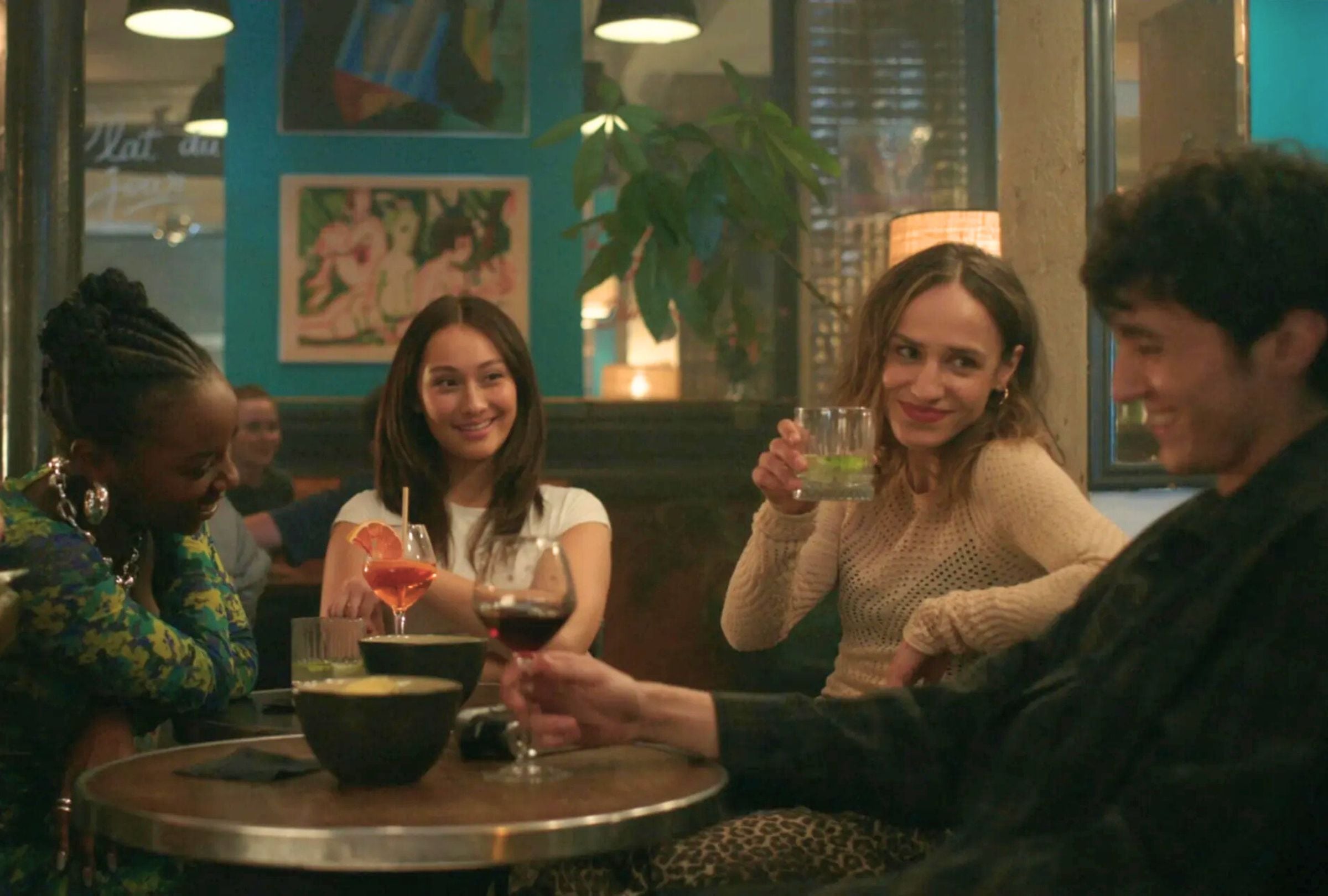 Belly de "El verano en que me enamoré" ha conocido nuevos amigos en París (Foto: Amazon Studios)