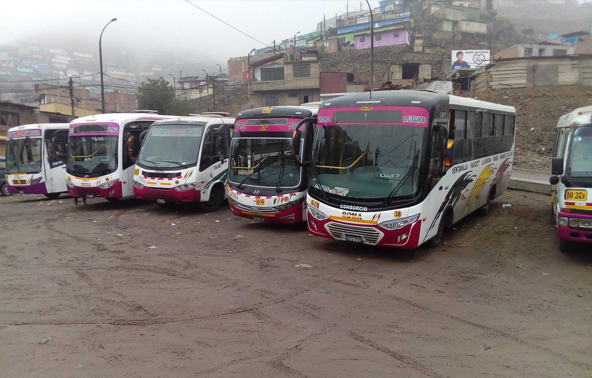 Más de 300 conductores de la empresa Consorcio Roma, de la ruta San Juan de Lurigancho-Ventanilla, decidieron paralizar sus operaciones por temor a las extorsiones. (Foto: Facebook)