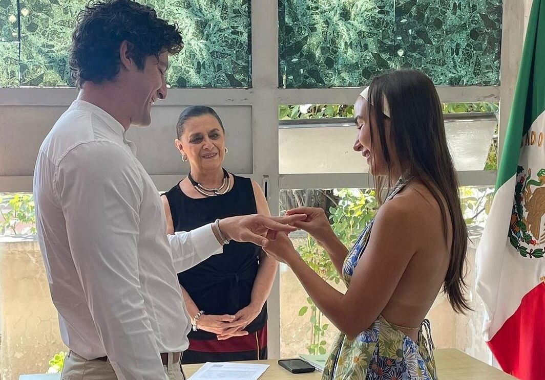 Francisco Pizaña y Julia Urbini se casaron por civil en México a inicios de agosto de 2023 (Foto: Fernando Iturbide/ Instagram)