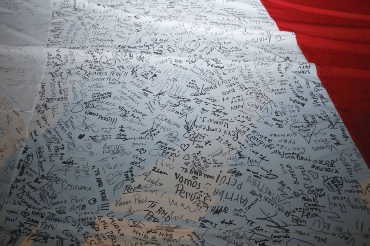 Hinchas entregaron la 'Bandera del Aliento' a los jugadores de la selección de cara a los partidos amistosos y la Copa América. Fotos: violeta ayasta / @photo.gec