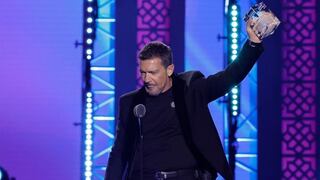 Antonio Banderas es reconocido por su apuesta por la música y el arte en los Latin Grammy