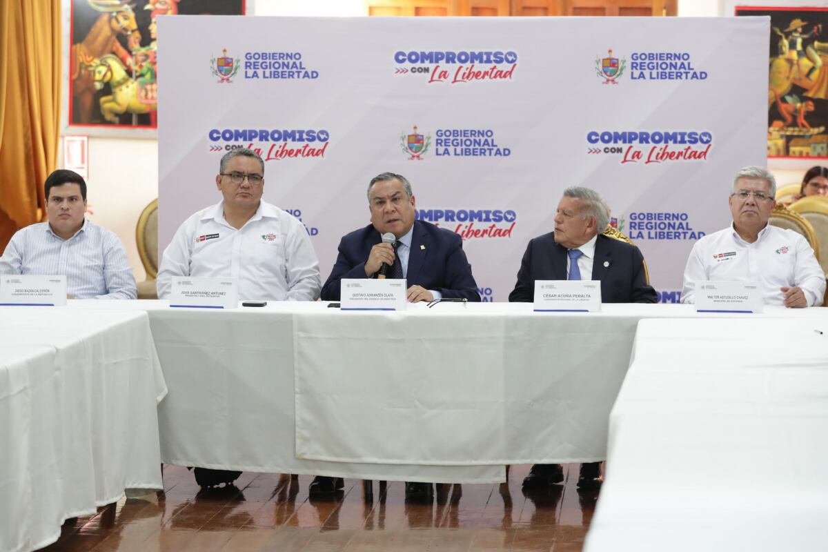 Ministros y autoridades regionales se reunieron este lunes tras el atentado a Fiscalía de Trujillo. César Acuña estuvo presente en las coordinaciones que buscan detener a organizaciones criminales. Foto: Consejo de Ministros