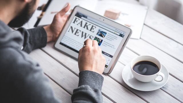 Estudio revela que los usuarios conservadores están más expuestos a las fake news en Facebok