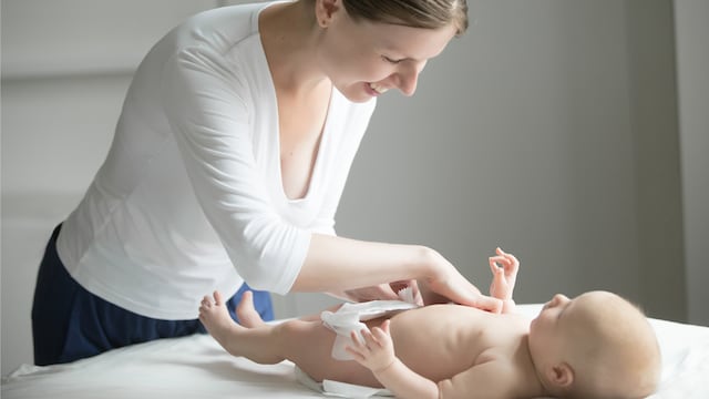 Por qué no se debe retraer el prepucio de un bebé y otros cuidados en su zona íntima