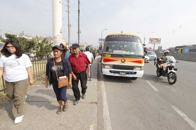 Algunos buses de transporte formal en San Martín de Porres vienen trabajando de manera regular. Foto: Joseph Angeles/ @photo.gec