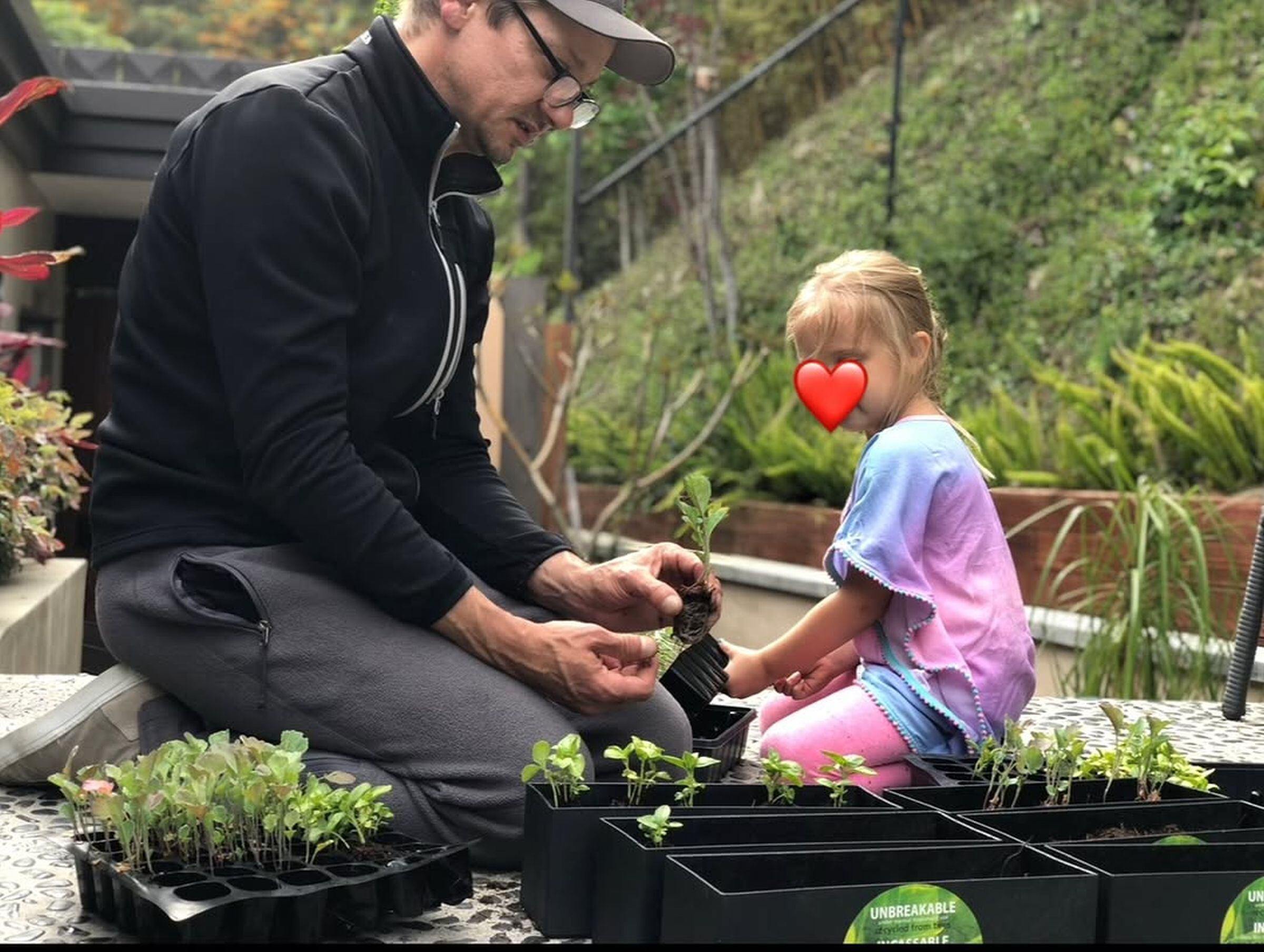 Jeremy Renner junto a Ava Berlin Renner compartiendo un momento de padre e hija. (Foto: @jeremyrenner / Instagram)