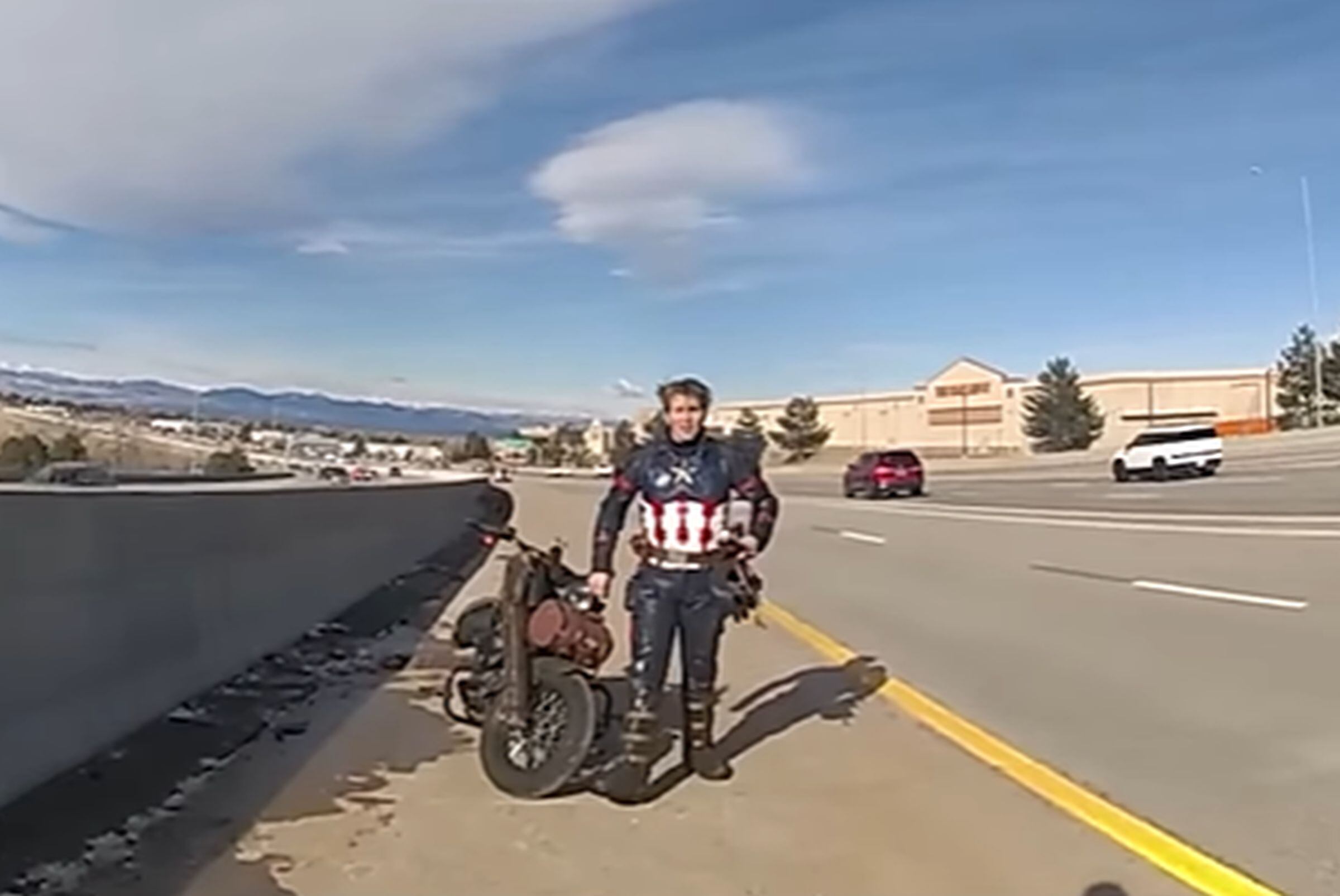 Esta imagen muestra a Matt Gnojek cerca de su motocicleta, que se malogró y por eso él quedó varado en una carretera. (Foto: Inside Edition / YouTube)