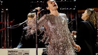 Harry Styles impacta con tres brillantes trajes en los premios Grammy 2023