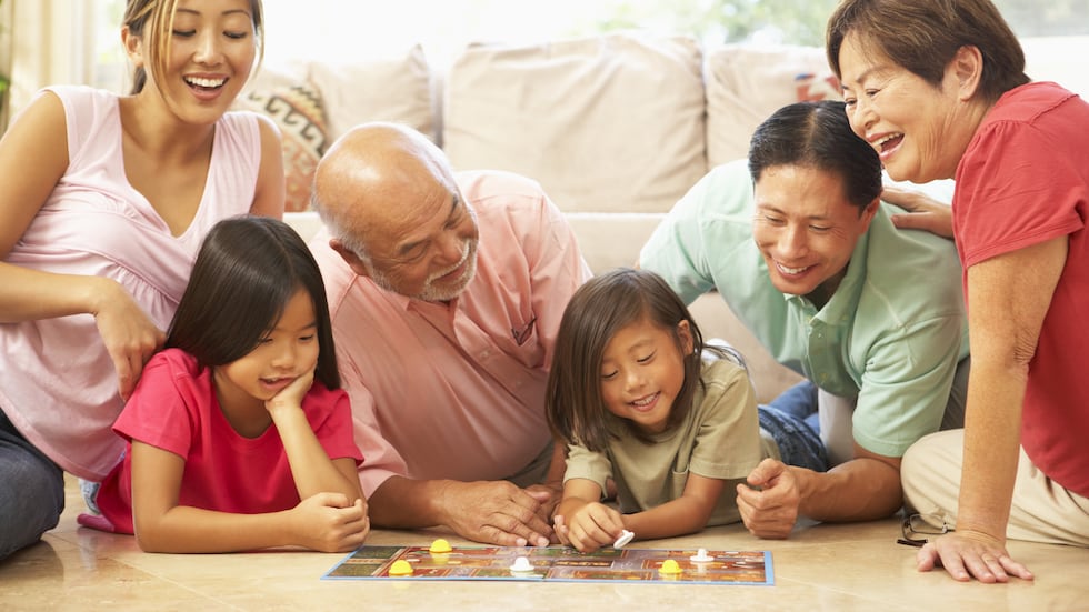 Los juegos de mesa son una gran forma de conectar en familia.