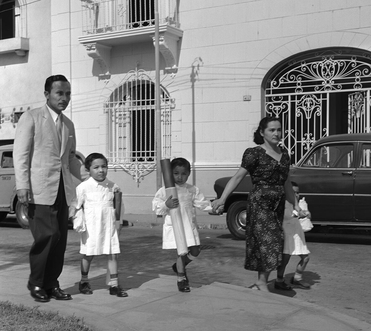 Imagen tomada el 1 de abril de 1958. Una familia en pleno llevando a sus hijos a su primer día de colegio. (Foto: Archivo Histórico de El Comercio)