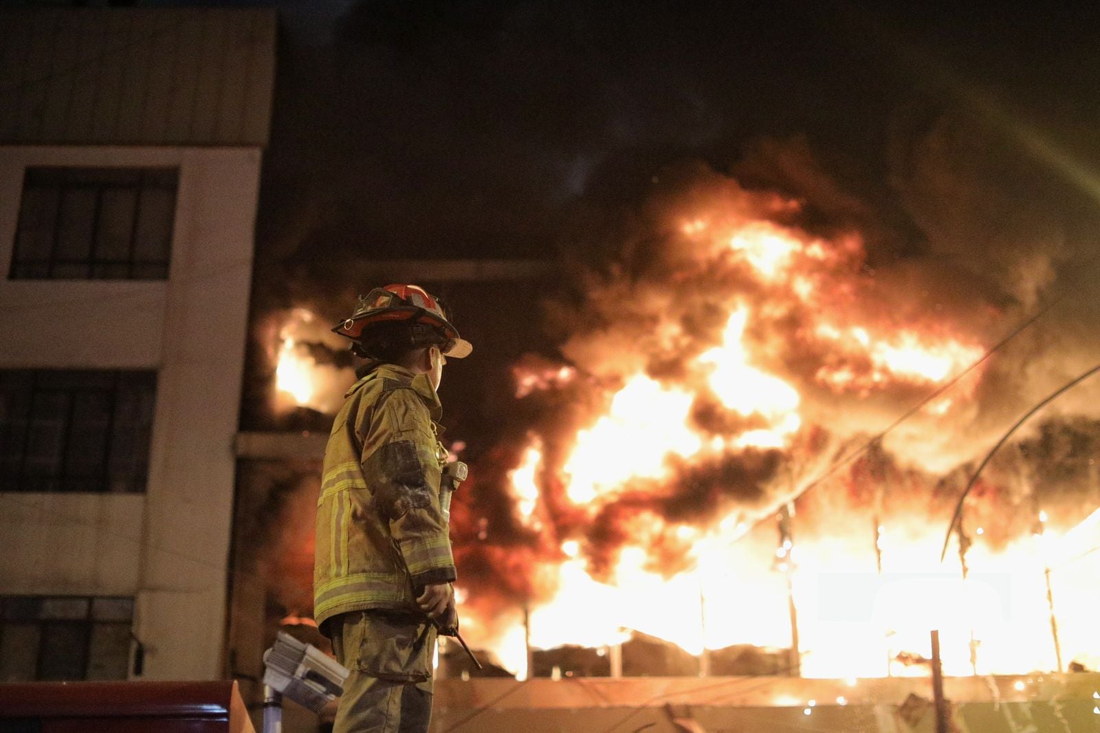 Incendio de gran magnitud en la cuadra 10 del jirón Andahuaylas inició en almacén clandestino. (Foto: Joel Alonzo/ @photo.gec)