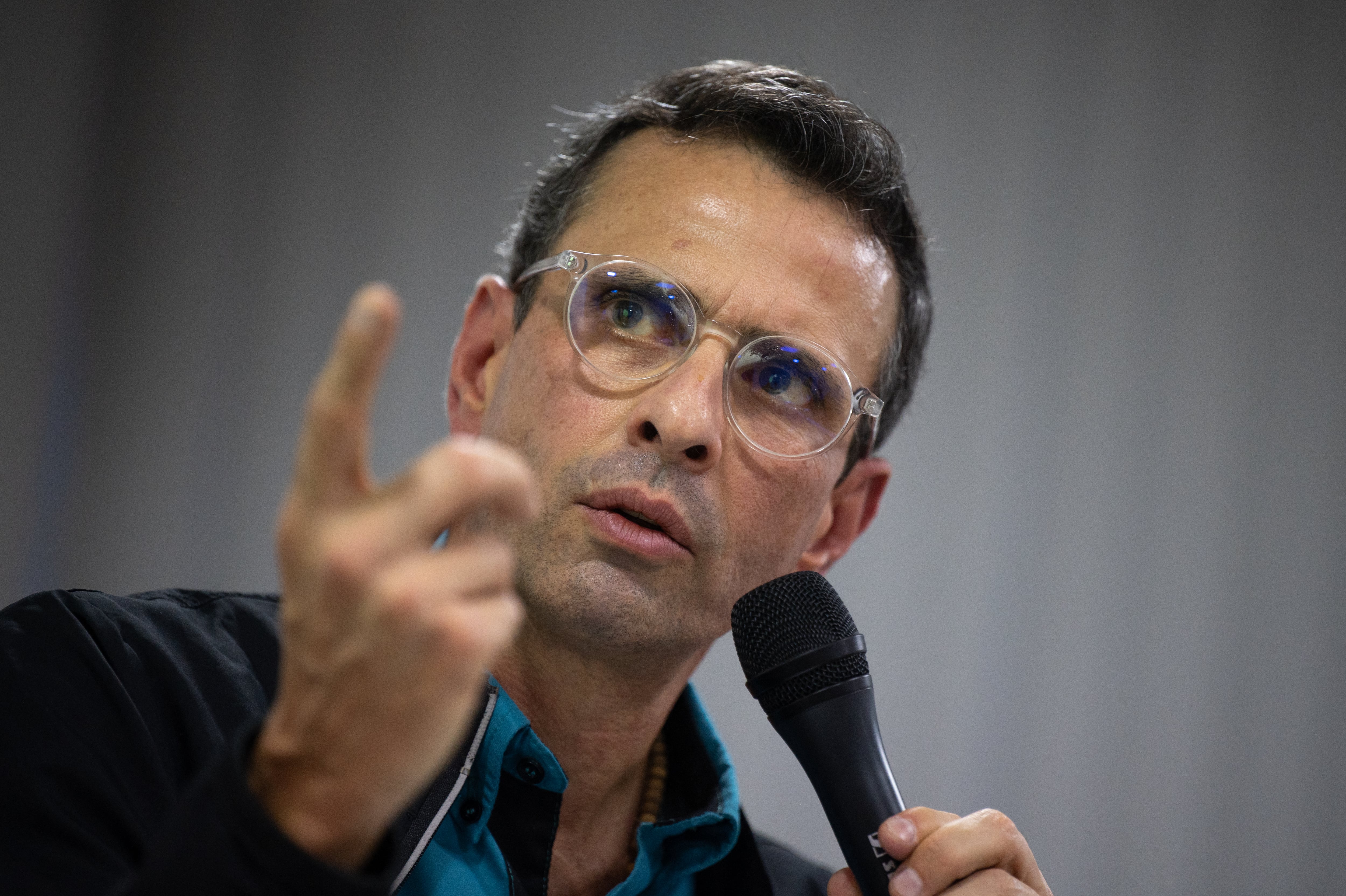 Henrique Capriles habla durante una reunión con la Asociación de Prensa Extranjera, en Caracas, el 10 de octubre de 2023. (Foto de Federico PARRA/AFP).
