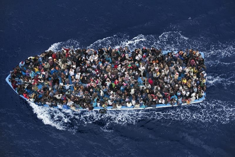 UE lanza operación naval contra los pasadores de migrantes en el Mediterráneo