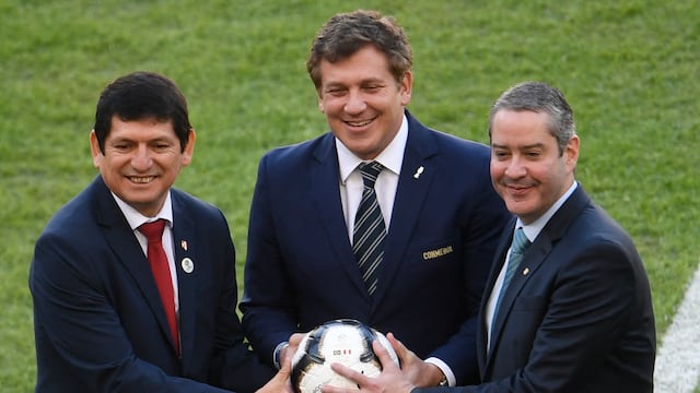 Alejandro Domínguez, presidente de la Conmebol, felicitó a Agustín Lozano por su reelección como presidente de la FPF. (Foto: AFP)