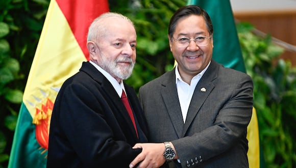 el presidente de Brasil, Luis Inácio Lula da Silva (izq.), le da la mano a su homólogo boliviano, Luis Arce. (Foto de Handout / Presidencia de Bolivia / AFP)