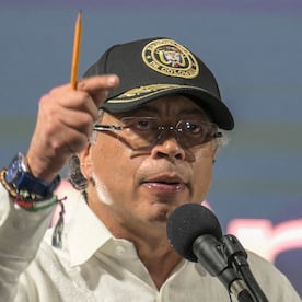 El presidente de Colombia, Gustavo Petro, pronuncia un discurso en el barrio marginal de Siloé en Cali, Colombia, el 21 de noviembre de 2025. (JOAQUIN SARMIENTO / AFP)