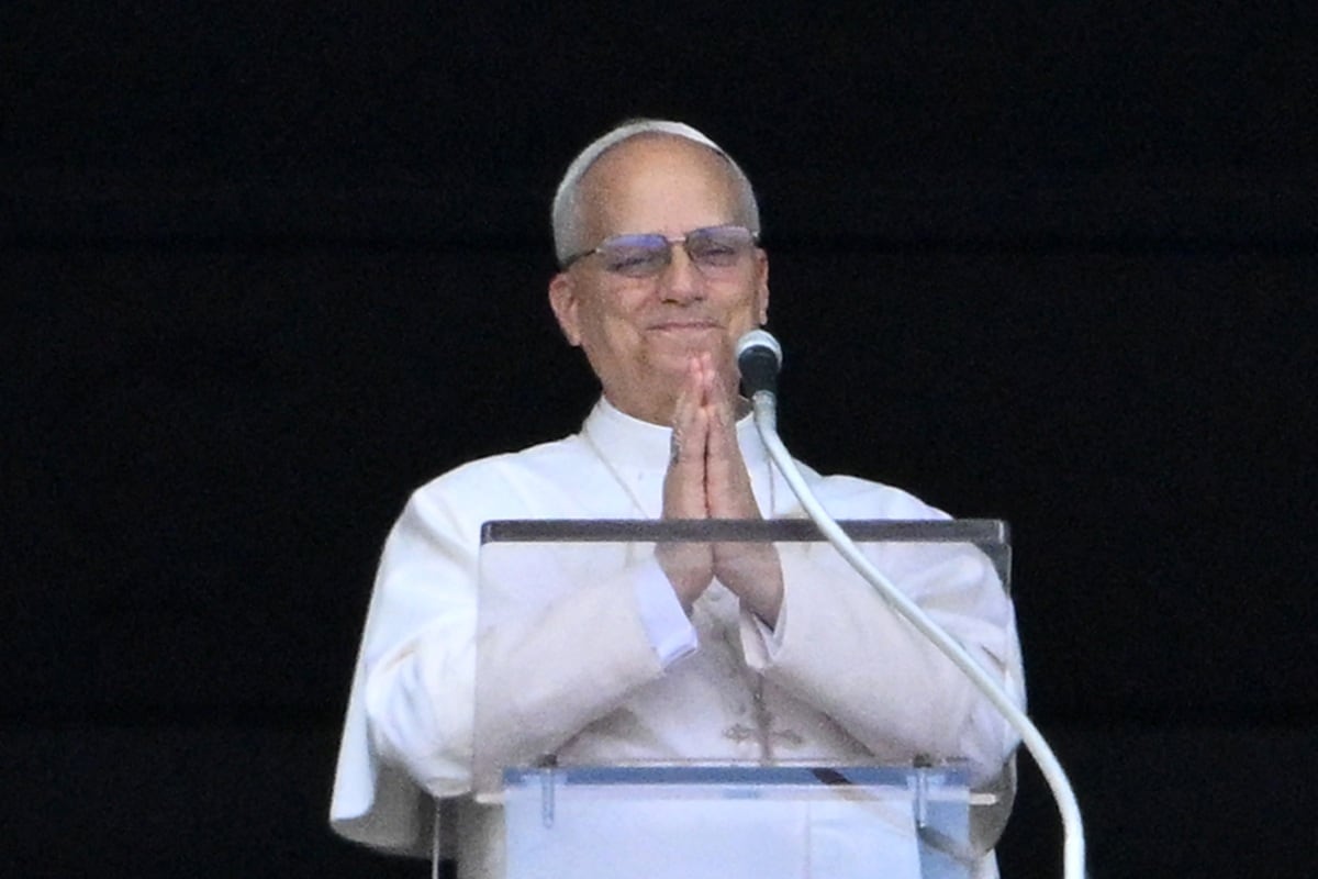 El papa León XIV se dirige a la multitud desde la ventana del Palacio Apostólico con vistas a la plaza de San Pedro durante su oración del Ángelus en el Vaticano, el 27 de julio de 2025. (Foto de Alberto PIZZOLI / AFP)