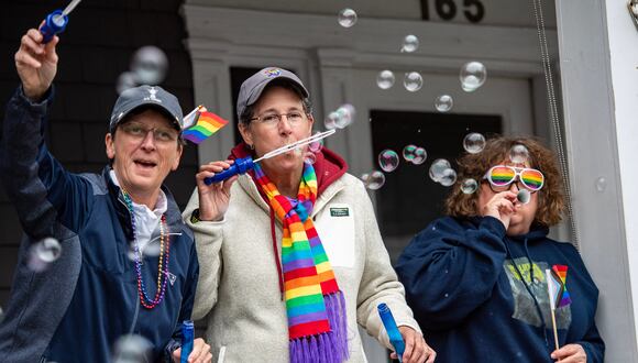 Imagen referencial | La gente anima celebra en el Festival del Orgullo en Provincetown. (Foto de Joseph Prezioso / AFP)