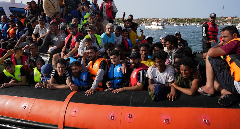 Migrantes esperan a subir a un barco para ser transportados a otras ciudades, en la isla italiana de Lampedusa, el último 18 de setiembre. (Foto: AFP)