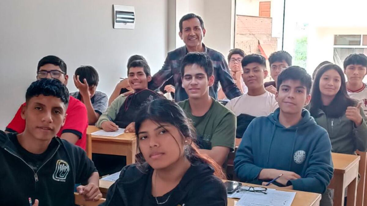 El profesor Aníbal Malger junto a sus alumnos. | Foto: Andina