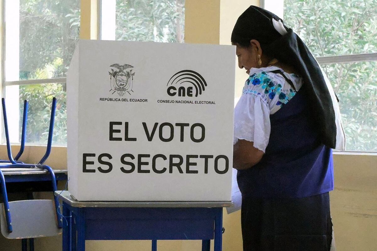 Una mujer emite su voto en el referéndum, en San Miguel del Común, en las afueras del norte de Quito, Ecuador, el 16 de noviembre de 2025. (Rodrigo BUENDIA / AFP)