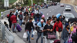 Decenas de venezolanos sin pasaporte caminan a Perú desde Ecuador | FOTOS