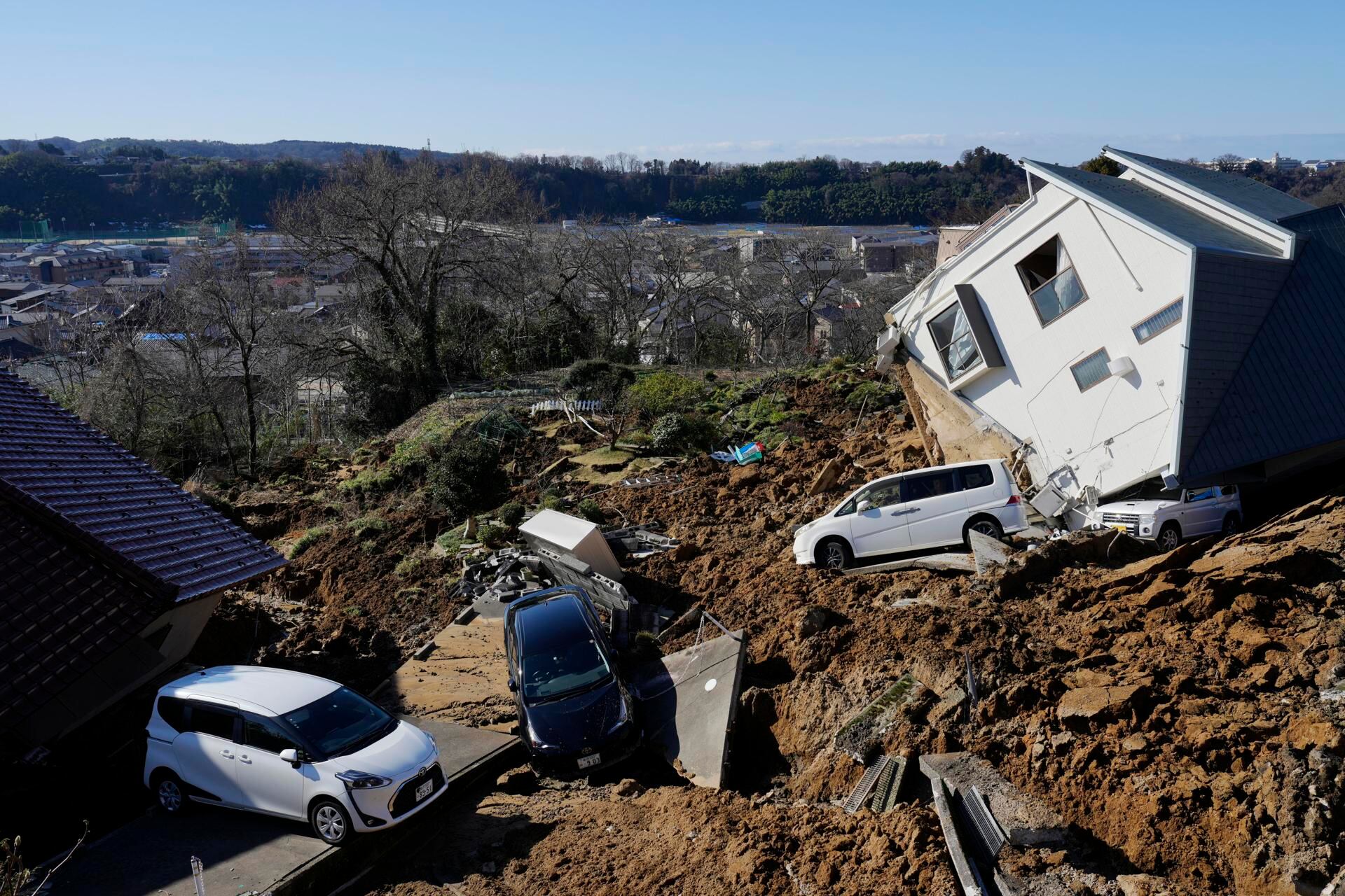 Vista de una casa y vehículos dañados tras un fuerte terremoto en Kanazawa, Prefectura de Ishikawa, Japón, el 2 de enero de 2024. (EFE/EPA/FRANCK ROBICHON).