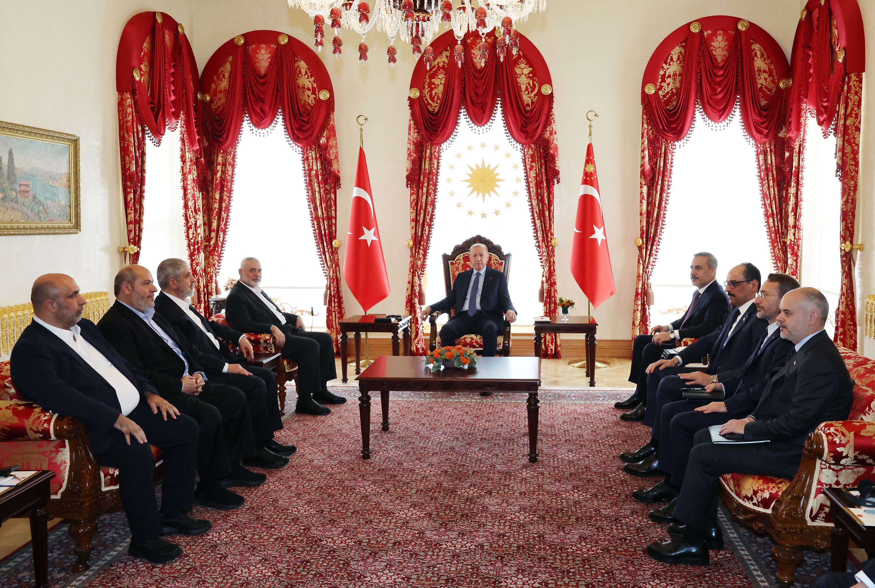 El presidente turco Recep Tayyip Erdogan (C) reuniéndose con Ismail Haniyeh (4thL), el líder político del movimiento palestino Hamás, y sus delegaciones en la sede presidencial de Dolmabahce. (Foto de Handout / SERVICIO DE PRENSA PRESIDENCIAL TURCO / AFP)