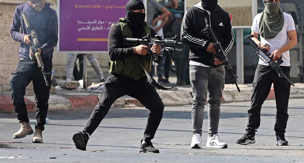 Militantes armados palestinos disparan contra vehículos blindados israelíes en la ciudad ocupada de Jenin, en Cisjordania, el 3 de julio de 2023. (Foto de Jaafar ASHTIYEH / AFP).