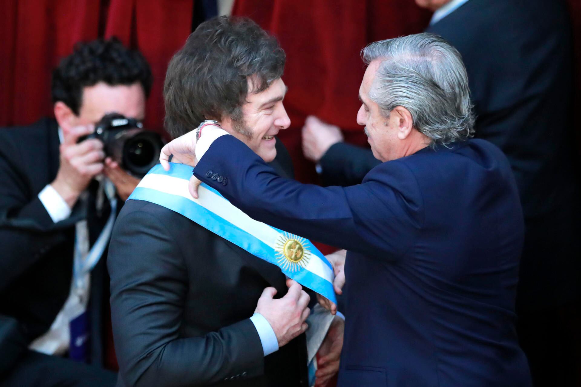 El presidente entrante de Argentina, Javier Milei, recibe la banda presidencial del presidente saliente, Alberto Fernández, durante su ceremonia de toma de posesión en el Congreso. (EFE/ Demian Alday Estevez).