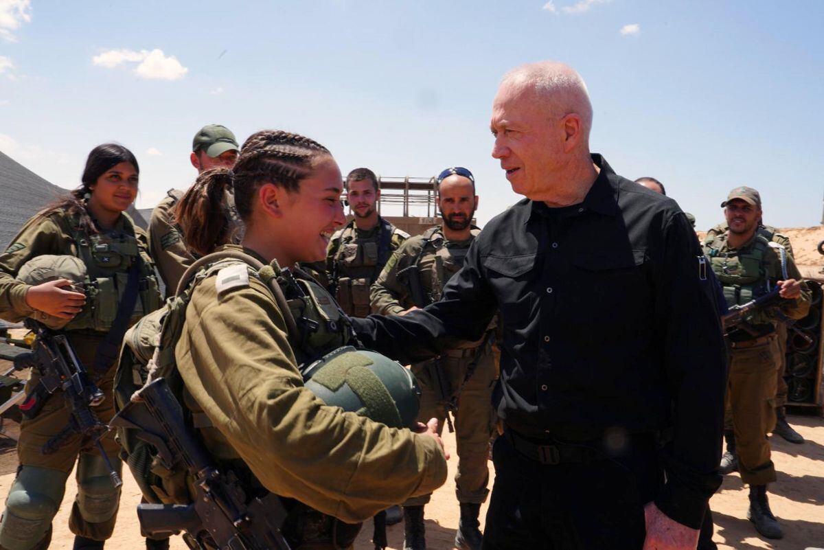 El ministro de Defensa israelí, Yoav Gallan (d), participó este martes en un encuentro con tropas en la frontera con Gaza. Aseguró que la operación militar en Rafah no se detendrá hasta que haya eliminado completamente a Hamás. Foto: Ministerio De Defensa De Israel/EFE