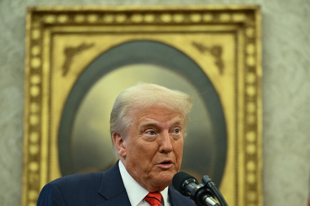 El presidente de Estados Unidos, Donald Trump, habla antes de que Pam Bondi preste juramento como Fiscal General de Estados Unidos en la Oficina Oval de la Casa Blanca en Washington, DC, el 5 de febrero de 2025. (Foto de ANDREW CABALLERO-REYNOLDS / AFP)