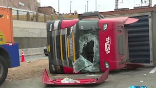 Cercado de Lima: camión con aceite vegetal se volcó en la Línea Amarilla y generó congestión vehicular