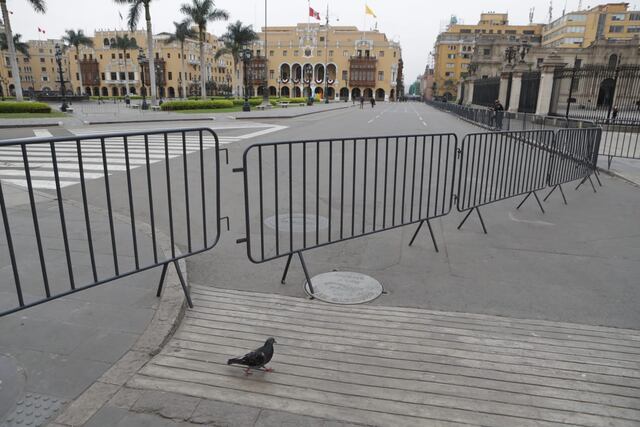 Gobierno vuelve a cerrar la Plaza de Armas como contingencia a próxima protesta. (Foto: Alessandro Currarino / @photo.gec)
