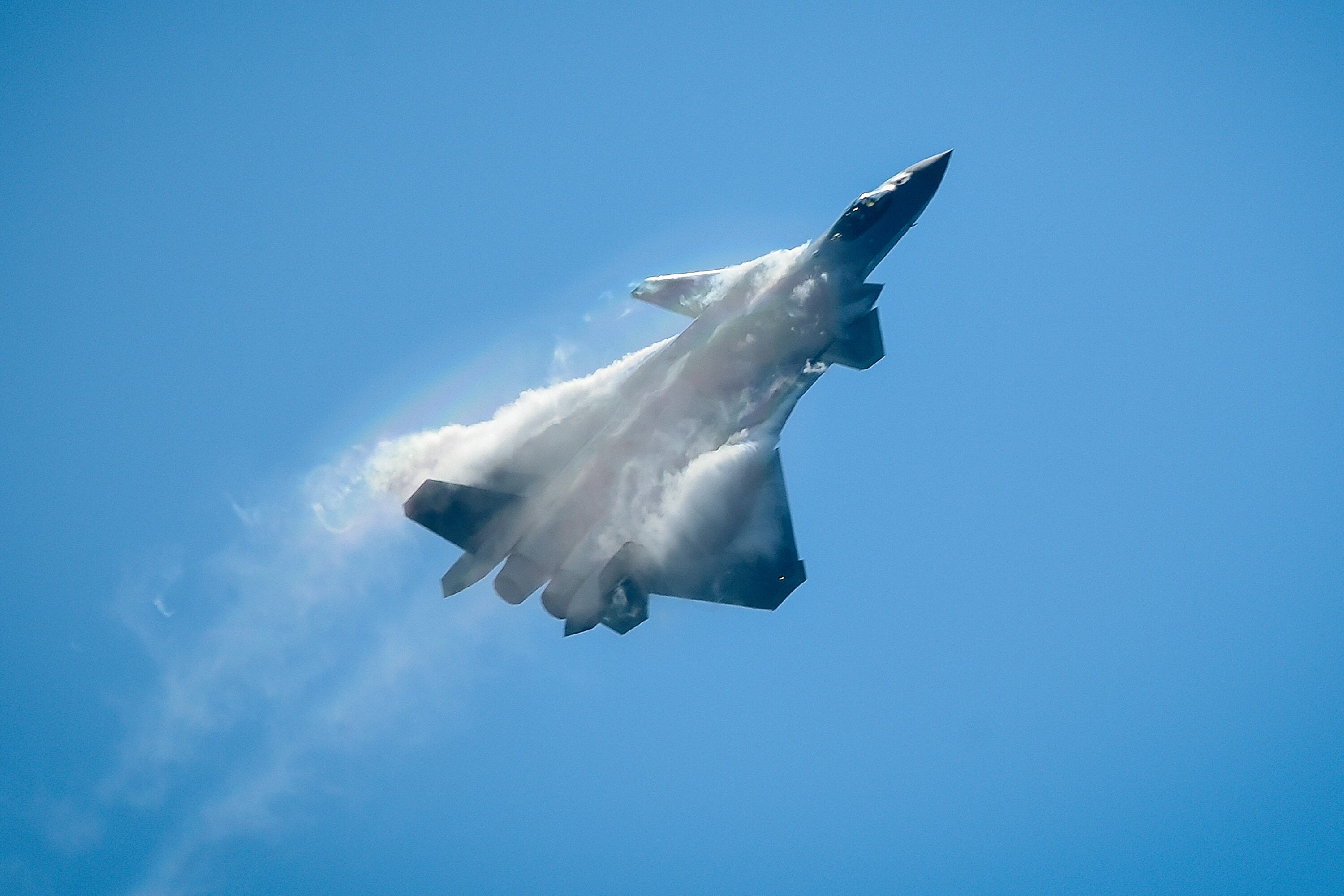 Un caza furtivo chino J-20 actúa en el Airshow China 2018 en Zhuhai, en la provincia de Guangdong. (Foto de WANG ZHAO / AFP).
