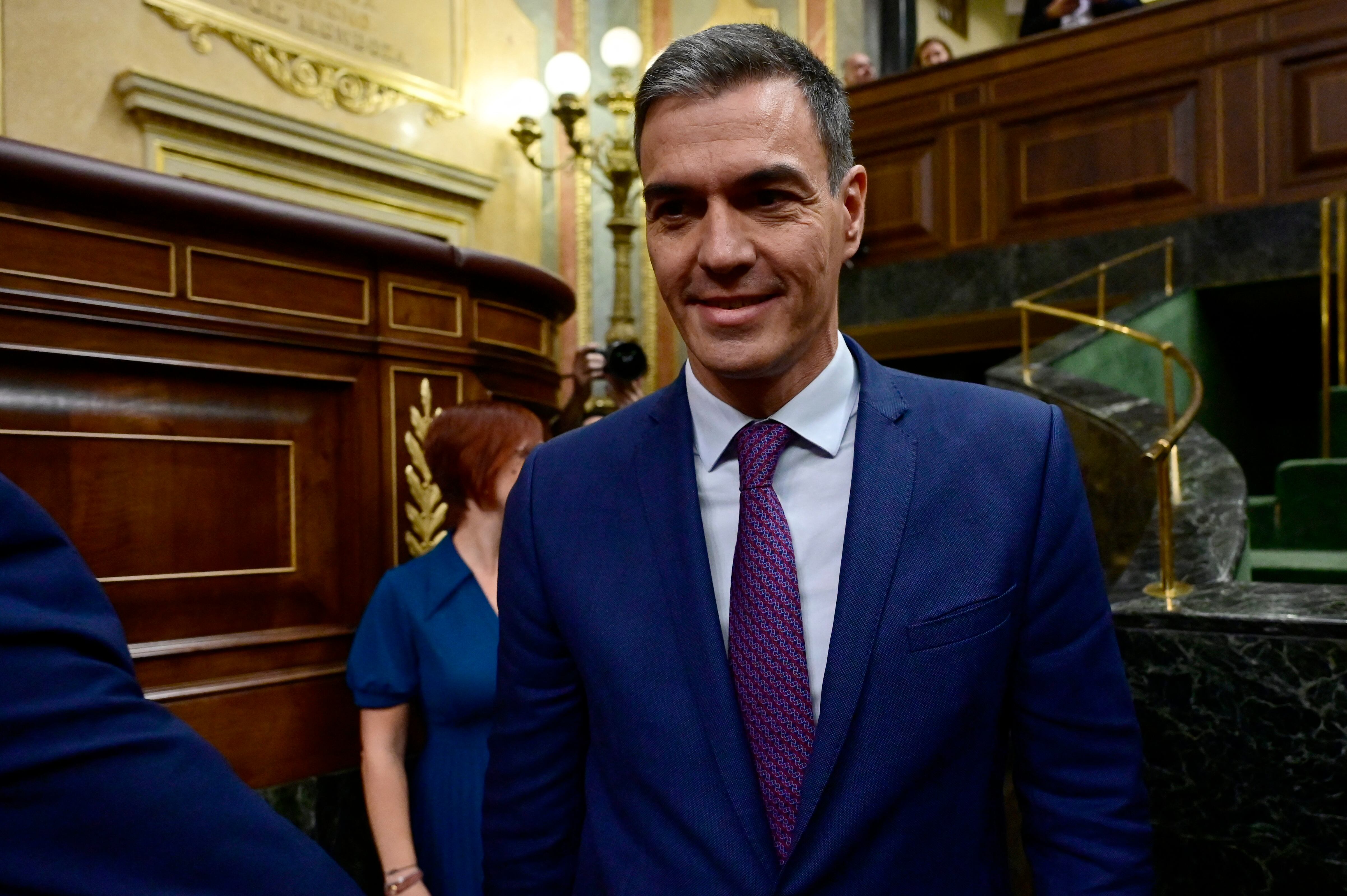El primer ministro en funciones de España, Pedro Sánchez, llega a la cámara del Congreso de los Diputados para asistir a una segunda votación parlamentaria. (Foto de JAVIER SORIANO / AFP)