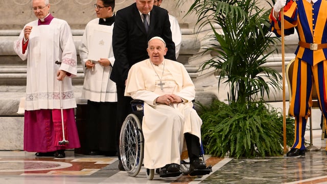 Semana Santa: El Papa en silla de ruedas lava los pies a doce reclusas por Jueves Santo
