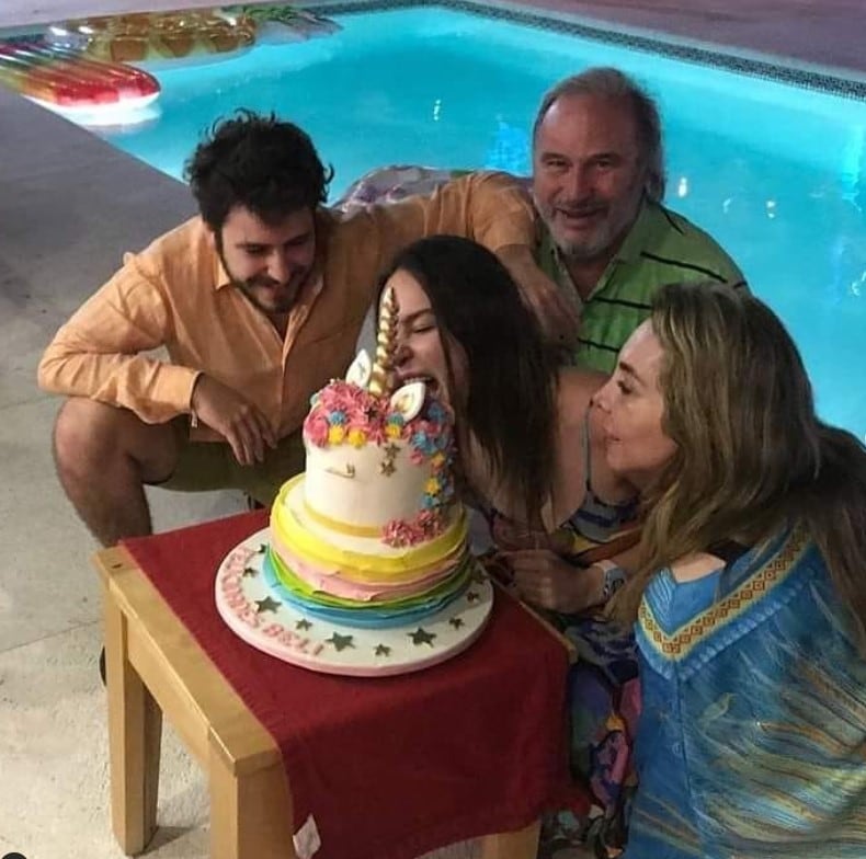 Belinda junto a su madre, su padre y su hermano en su cumpleaños (Foto: Ignacio Peregrín Jr / Instagram)