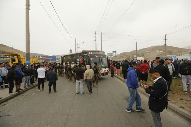 Transportistas y vecinos se concentran en el punto donde ocurrió el crimen que desató la protesta. (Foto: GEC)