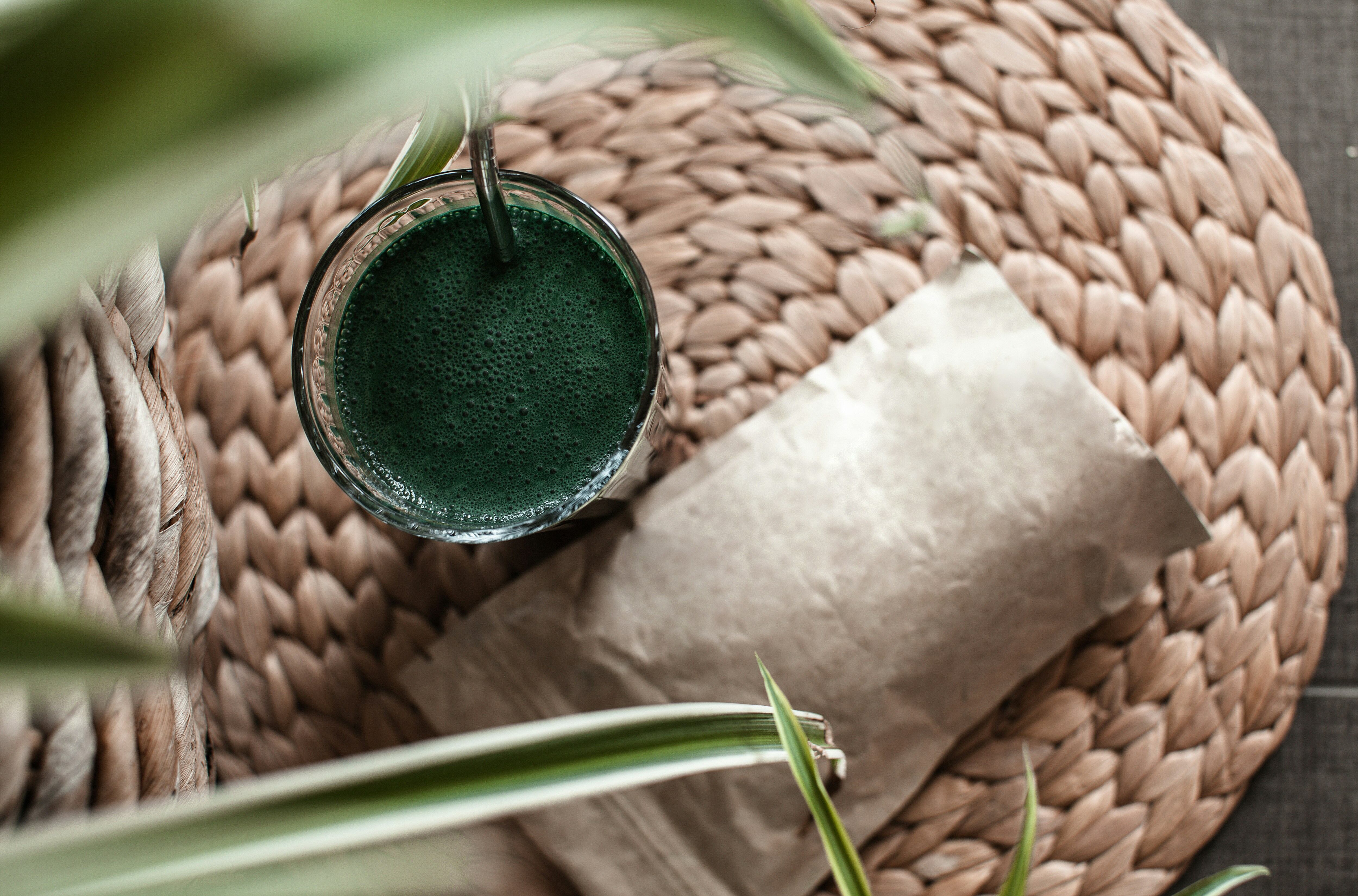 Gracias a su eficiencia en el uso de agua y su capacidad para capturar CO₂, la espirulina es estudiada como una alternativa alimentaria sostenible para el futuro.