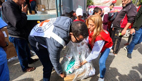 Trabajadores y personal descargan ayuda médica entregada por el Comité Internacional de la Cruz Roja en el hospital Nasser de Khan Yunis, en el sur de la Franja de Gaza. (Foto de AFP)