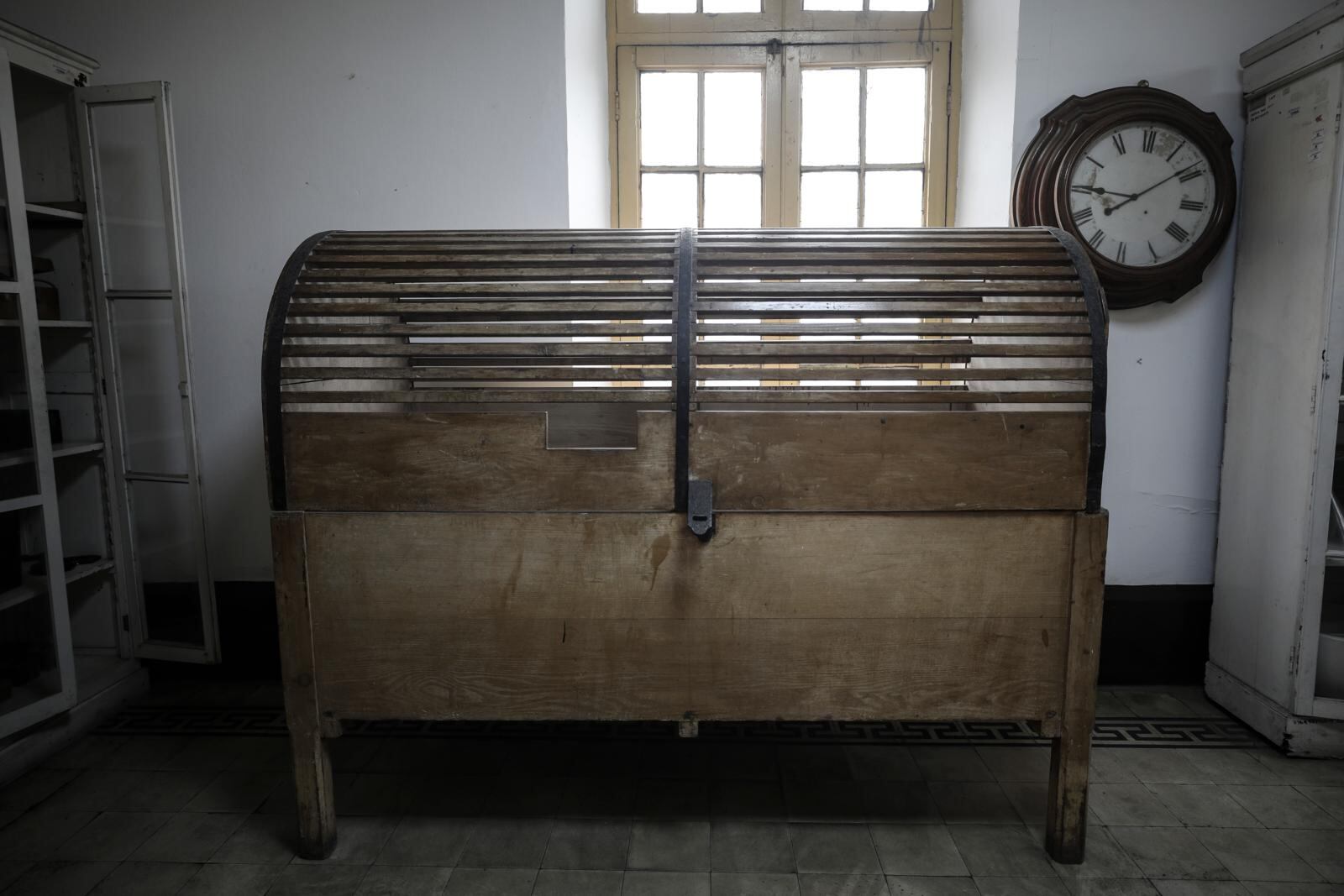 Jaula que se utilizó en el antiguo manicomio del cercado para encerrar a los pacientes y que se muestra en el museo del hospital Larco Herrera. (Joel Alonzo)