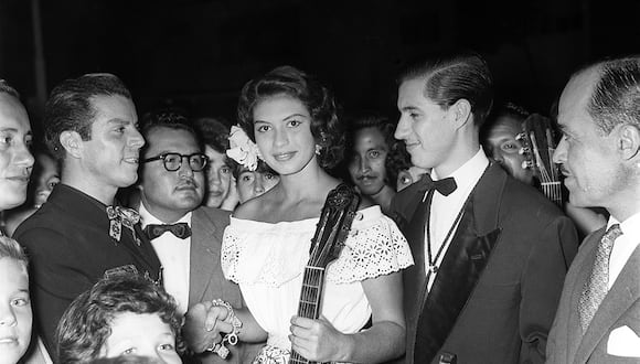 Admiradores llevan serenata a Gladys Zender, miss Universo 1957. Foto: GEC Archivo Histórico