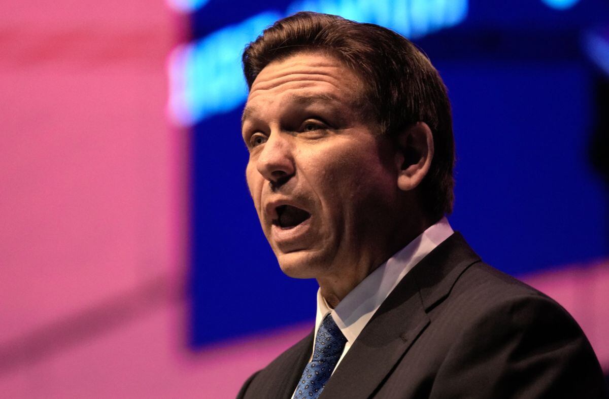 El gobernador de Florida, Ron DeSantis, impulsa la compra libre de impuestos para aliviar los gastos escolares (Foto: AFP)