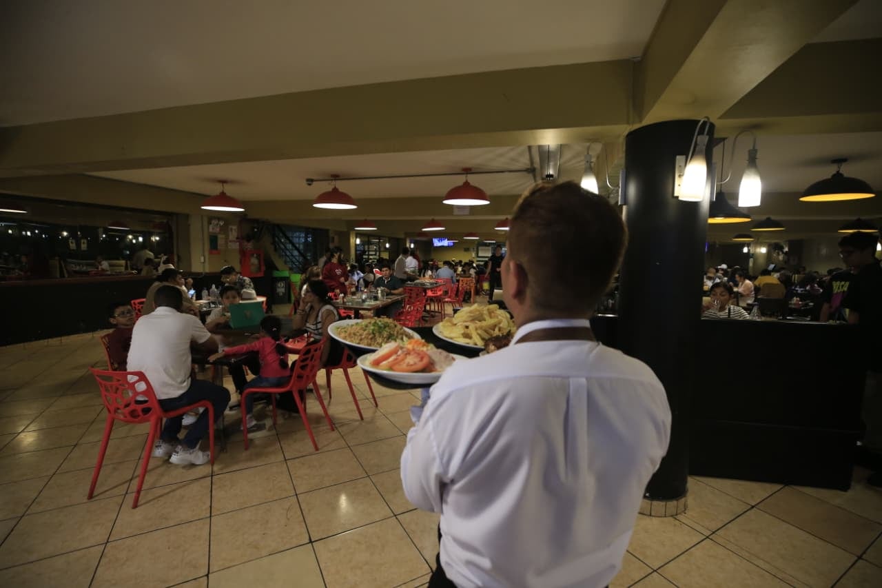 La comida fue parte de las celebraciones por Fiestas Patrias, entre los platos más consumidos estuvo el tradicional pollo a la brasa peruano, que miles de familias comieron durante este feriado | | Foto: Cesar Bueno @photo.gec