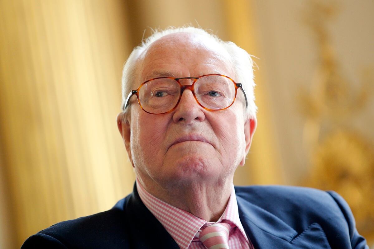 El ex presidente del Frente Nacional (FN), Jean-Marie Le Pen, asiste a una conferencia de prensa ofrecida por su hija, Marine Le Pen, en la Maison des Centraliens, en París, Francia, el 22 de abril de 2014. (Foto de EFE/EPA/YOAN VALAT)