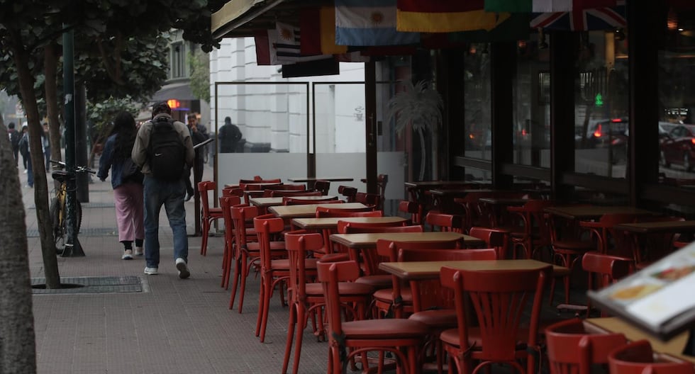 El uso de la vía pública con fines comerciales (terrazas gastronómicas) está permitido para los giros de restaurante, establecimientos de hospedaje con restaurante, cafetería, y otros similares, como extensión del área de comedor.