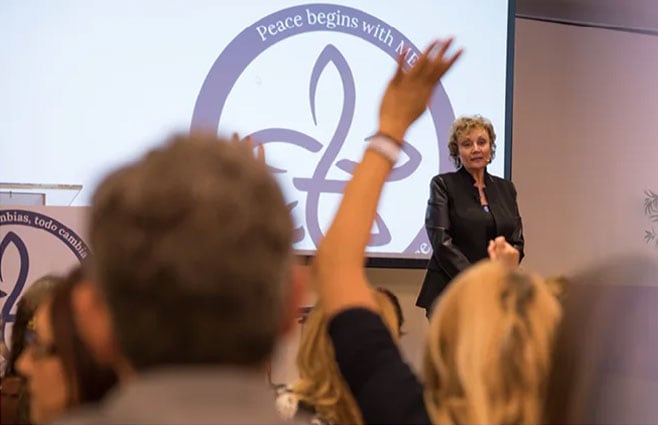 Mabel Katz continúa viajando por el mundo, ayudando a personas a encontrar la paz interior y una mayor satisfacción en sus vidas. (Foto: Mabel Katz)
