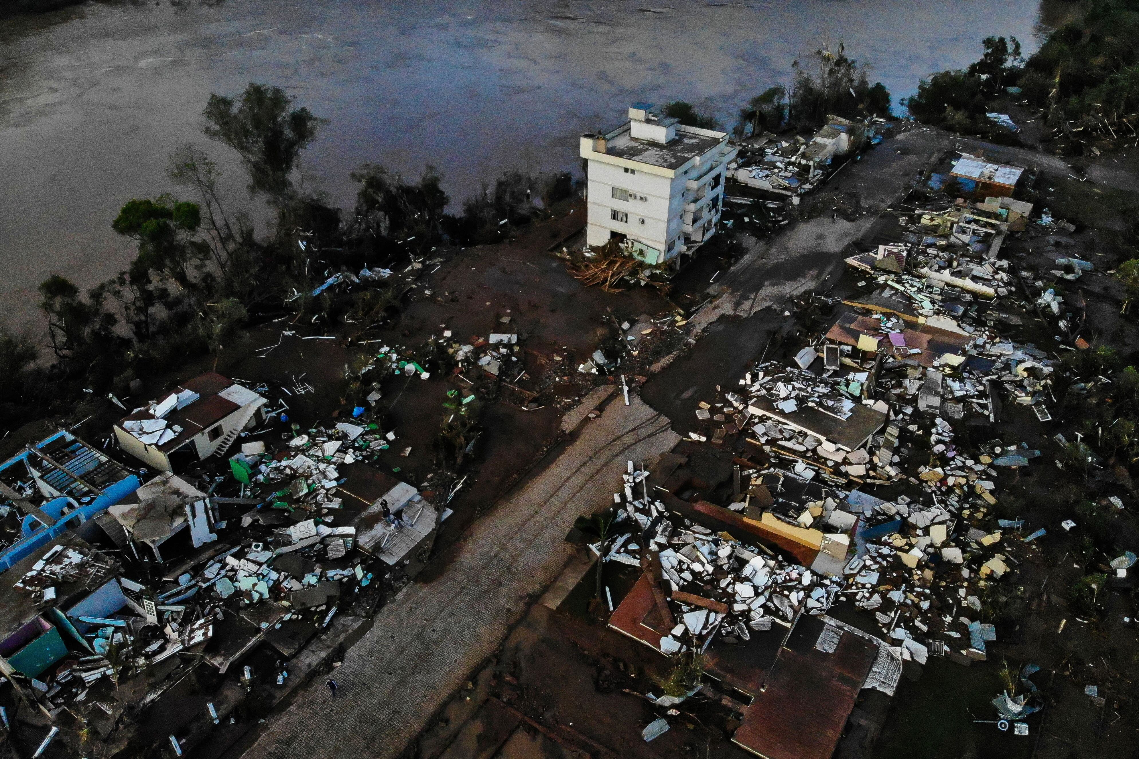 Vista aérea de los daños causados ​​por un ciclón que comenzó el lunes en Rio Grande do Sul, Brasil, tomada el 6 de septiembre de 2023. (Foto de Silvio ÁVILA / AFP).